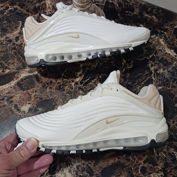 ⚫️  Nike AirMax Deluxe Streetwear/Lifestyle Shoes Size 7 Men/8.5 Women - Picture 2 of 13